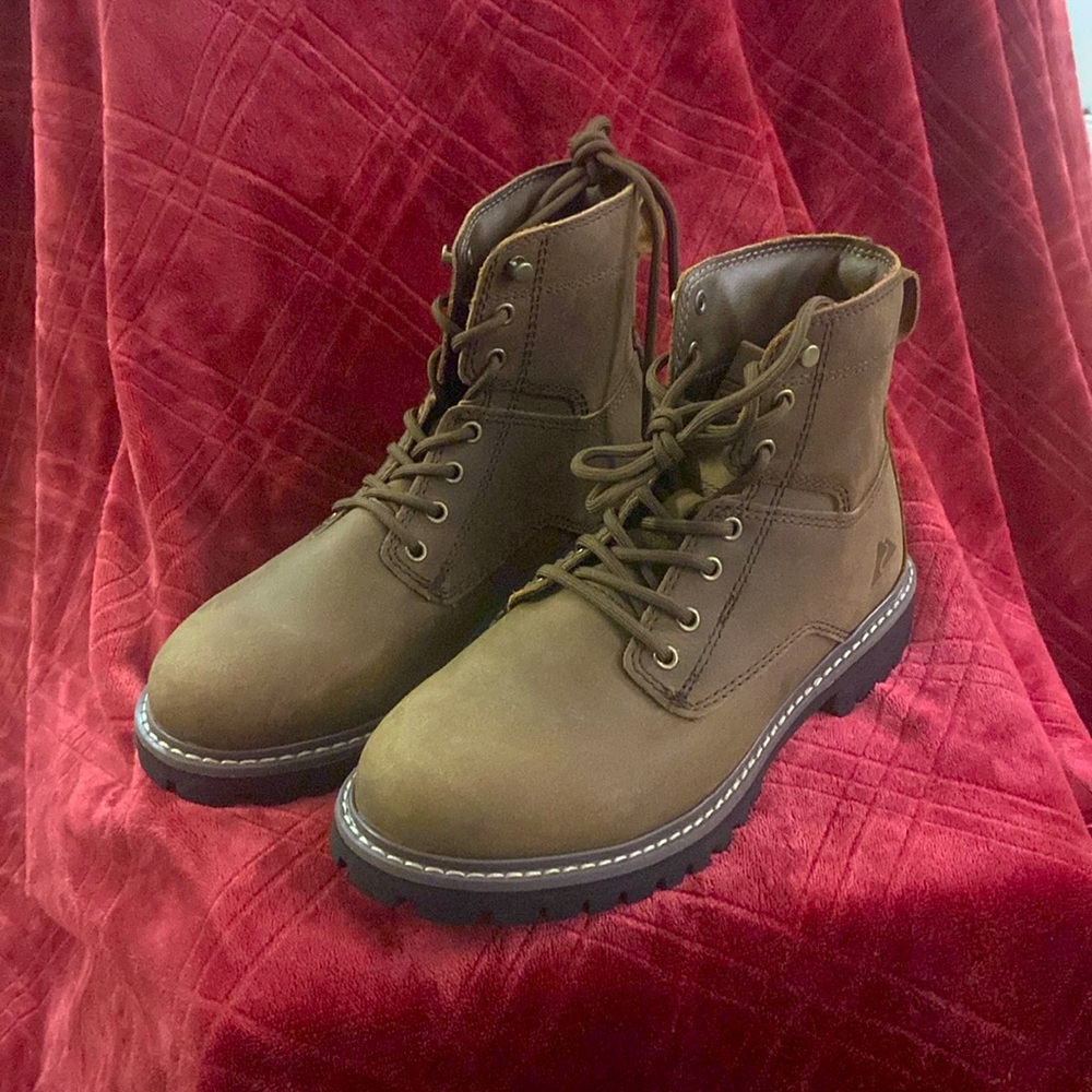 Mens size 7 Ozark Trail Clean Toe Mountain Hiking Boots.